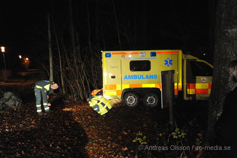 _DSC2490.JPG - Vid 21 tiden larmades räddningstjänsten till Gångvad utanför källna där en ambulans kört fast påväg till ett larm. Räddningstjänsten konstarerade på plats att dem inte hade möjligheter att hjälpa ambulansen så en bärgare beställdes. Bärgaren körde ner för den lilla vägen och drog loss ambulansen men fastnade då själv i den leriga och våta marken som då fick ringa efter en annan bärgare som fick dra ut bärgaren och ambulansen till asfaltsvägen. Enligt ambulansens kart system var det en farbar väg dem först svängde in på men den har inte varit farbar på säkert flera år. När ambulanspersonalen bara någon meter in på vägen såg detta var "olyckan" redan ett faktum. Då ambulansen var framhjulsdriven.