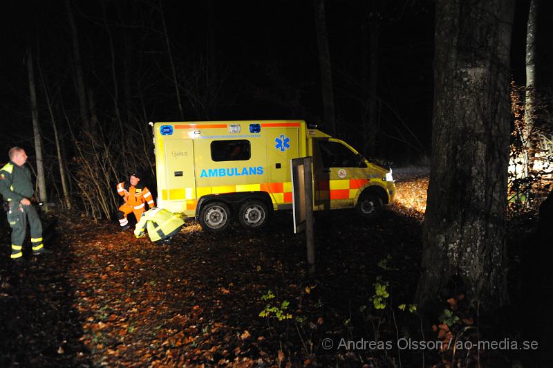 _DSC2492.JPG - Vid 21 tiden larmades räddningstjänsten till Gångvad utanför källna där en ambulans kört fast påväg till ett larm. Räddningstjänsten konstarerade på plats att dem inte hade möjligheter att hjälpa ambulansen så en bärgare beställdes. Bärgaren körde ner för den lilla vägen och drog loss ambulansen men fastnade då själv i den leriga och våta marken som då fick ringa efter en annan bärgare som fick dra ut bärgaren och ambulansen till asfaltsvägen. Enligt ambulansens kart system var det en farbar väg dem först svängde in på men den har inte varit farbar på säkert flera år. När ambulanspersonalen bara någon meter in på vägen såg detta var "olyckan" redan ett faktum. Då ambulansen var framhjulsdriven.