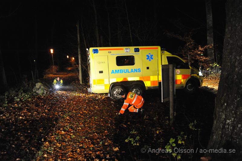 _DSC2497.JPG - Vid 21 tiden larmades räddningstjänsten till Gångvad utanför källna där en ambulans kört fast påväg till ett larm. Räddningstjänsten konstarerade på plats att dem inte hade möjligheter att hjälpa ambulansen så en bärgare beställdes. Bärgaren körde ner för den lilla vägen och drog loss ambulansen men fastnade då själv i den leriga och våta marken som då fick ringa efter en annan bärgare som fick dra ut bärgaren och ambulansen till asfaltsvägen. Enligt ambulansens kart system var det en farbar väg dem först svängde in på men den har inte varit farbar på säkert flera år. När ambulanspersonalen bara någon meter in på vägen såg detta var "olyckan" redan ett faktum. Då ambulansen var framhjulsdriven.