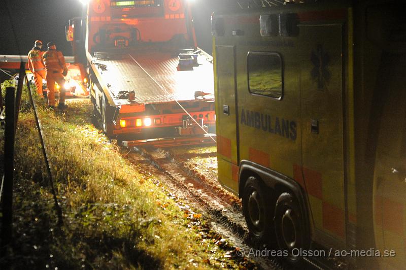 _DSC2538.JPG - Vid 21 tiden larmades räddningstjänsten till Gångvad utanför källna där en ambulans kört fast påväg till ett larm. Räddningstjänsten konstarerade på plats att dem inte hade möjligheter att hjälpa ambulansen så en bärgare beställdes. Bärgaren körde ner för den lilla vägen och drog loss ambulansen men fastnade då själv i den leriga och våta marken som då fick ringa efter en annan bärgare som fick dra ut bärgaren och ambulansen till asfaltsvägen. Enligt ambulansens kart system var det en farbar väg dem först svängde in på men den har inte varit farbar på säkert flera år. När ambulanspersonalen bara någon meter in på vägen såg detta var "olyckan" redan ett faktum. Då ambulansen var framhjulsdriven.