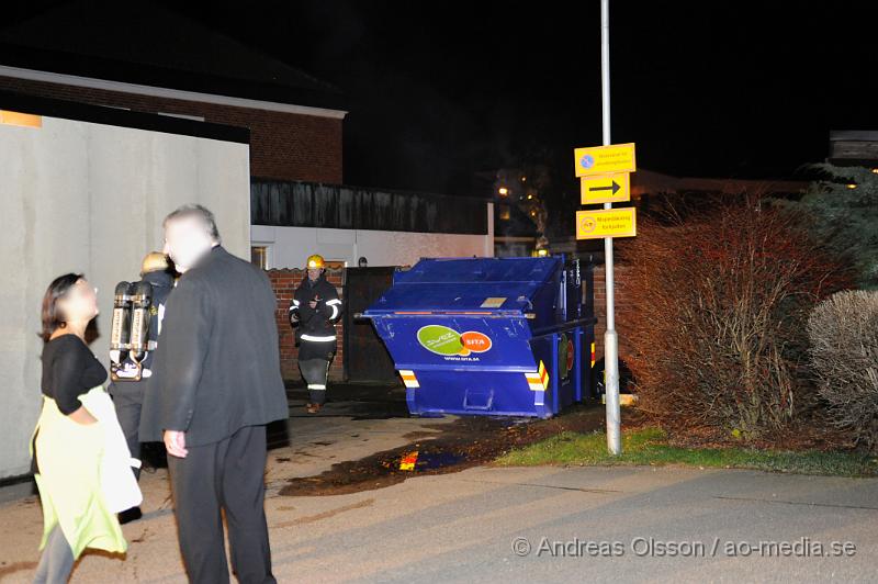 _DSC2560.JPG - Vid 19 tiden larmades räddningstjänsten i Klippan till en container brand i klippan vid hotell Gästis. Denna gången var det en papp contaner som av oklar anledning börjat brinna. För någon månad sedan  brann det i ett par containrar runtomkring i klippan.