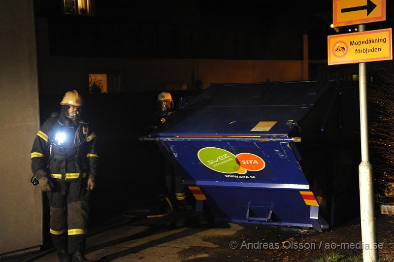 _DSC2562.JPG - Vid 19 tiden larmades räddningstjänsten i Klippan till en container brand i klippan vid hotell Gästis. Denna gången var det en papp contaner som av oklar anledning börjat brinna. För någon månad sedan  brann det i ett par containrar runtomkring i klippan.