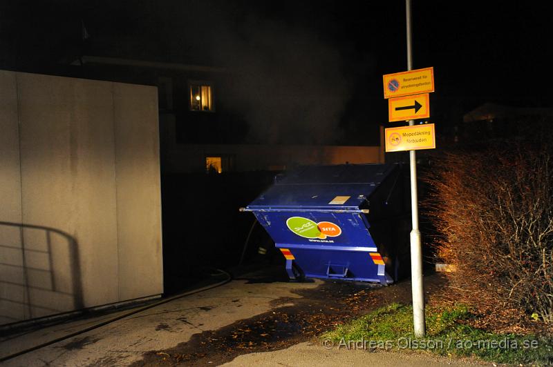 _DSC2566.JPG - Vid 19 tiden larmades räddningstjänsten i Klippan till en container brand i klippan vid hotell Gästis. Denna gången var det en papp contaner som av oklar anledning börjat brinna. För någon månad sedan  brann det i ett par containrar runtomkring i klippan.