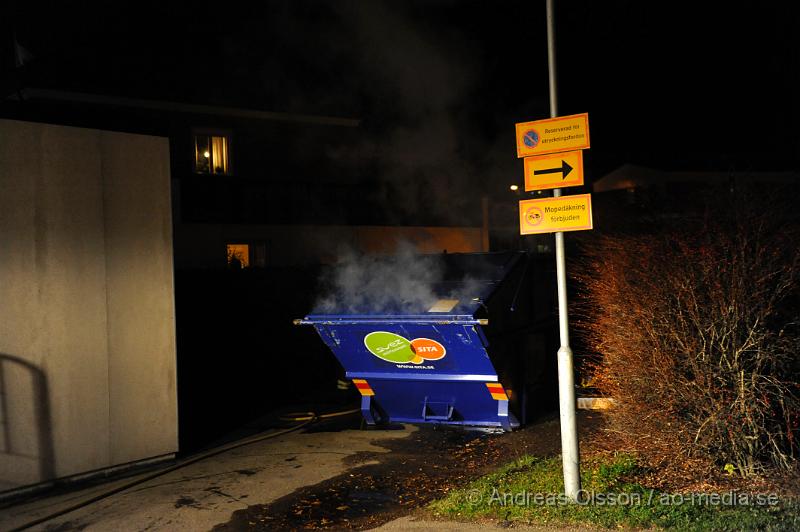 _DSC2569.JPG - Vid 19 tiden larmades räddningstjänsten i Klippan till en container brand i klippan vid hotell Gästis. Denna gången var det en papp contaner som av oklar anledning börjat brinna. För någon månad sedan  brann det i ett par containrar runtomkring i klippan.