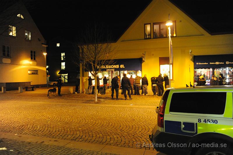 _DSC2578.JPG - Vid 18:20 tiden larmades polisen till Ica supermarket i centrala klippan. Där det skulle ha varit bråk inne på Ica. Polisen radade upp ungdomarna längst gatan och visiterade en efter en. Det är oklart om någon blev gripen.