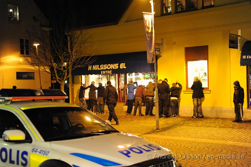 _DSC2581.JPG - Vid 18:20 tiden larmades polisen till Ica supermarket i centrala klippan. Där det skulle ha varit bråk inne på Ica. Polisen radade upp ungdomarna längst gatan och visiterade en efter en. Det är oklart om någon blev gripen.