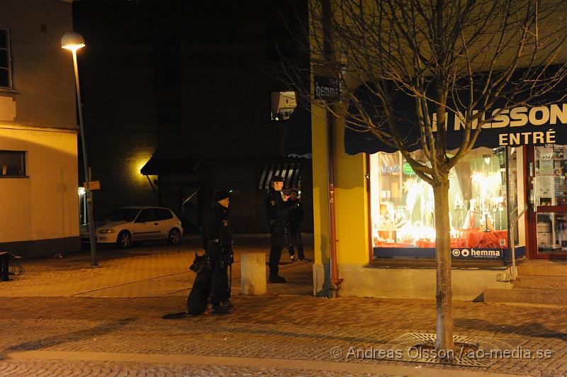 _DSC2586.JPG - Vid 18:20 tiden larmades polisen till Ica supermarket i centrala klippan. Där det skulle ha varit bråk inne på Ica. Polisen radade upp ungdomarna längst gatan och visiterade en efter en. Det är oklart om någon blev gripen.