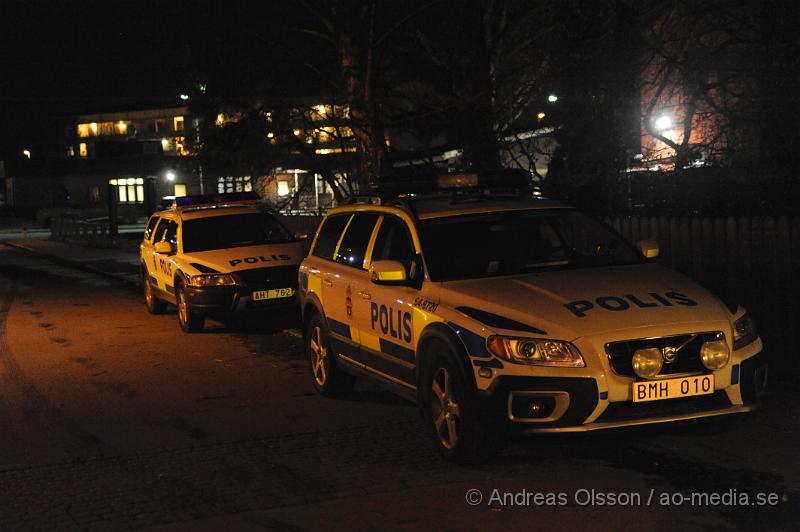 _DSC2591.JPG - Vid 18:20 tiden larmades polisen till Ica supermarket i centrala klippan. Där det skulle ha varit bråk inne på Ica. Polisen radade upp ungdomarna längst gatan och visiterade en efter en. Det är oklart om någon blev gripen.