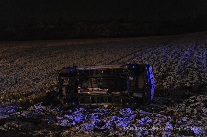 _DSC2595.JPG - Vid 21:45 tiden larmades räddningstjänsten till en trafikolycka i Åstorp. Där en förare hade krockat med en elstolpe och voltat ner på fältet, elledningarna hade gått sönder och låg över fältet runt bilen. Personskador är okända men föraren fick föras till sjukhuset.