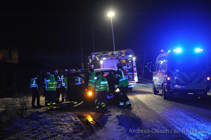 _DSC2599.JPG - Vid 21:45 tiden larmades räddningstjänsten till en trafikolycka i Åstorp. Där en förare hade krockat med en elstolpe och voltat ner på fältet, elledningarna hade gått sönder och låg över fältet runt bilen. Personskador är okända men föraren fick föras till sjukhuset.