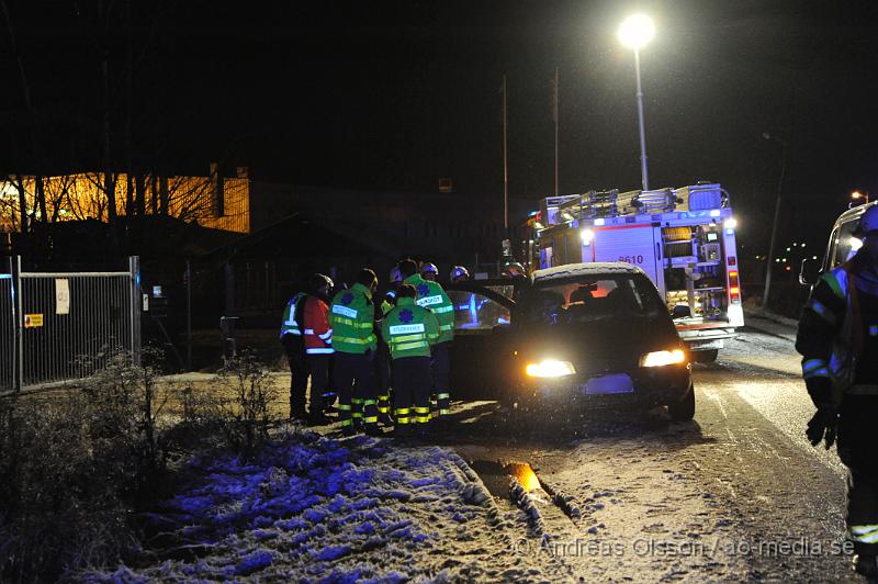 _DSC2602.JPG - Vid 21:45 tiden larmades räddningstjänsten till en trafikolycka i Åstorp. Där en förare hade krockat med en elstolpe och voltat ner på fältet, elledningarna hade gått sönder och låg över fältet runt bilen. Personskador är okända men föraren fick föras till sjukhuset.