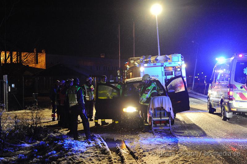 _DSC2619.JPG - Vid 21:45 tiden larmades räddningstjänsten till en trafikolycka i Åstorp. Där en förare hade krockat med en elstolpe och voltat ner på fältet, elledningarna hade gått sönder och låg över fältet runt bilen. Personskador är okända men föraren fick föras till sjukhuset.