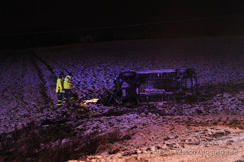 _DSC2622.JPG - Vid 21:45 tiden larmades räddningstjänsten till en trafikolycka i Åstorp. Där en förare hade krockat med en elstolpe och voltat ner på fältet, elledningarna hade gått sönder och låg över fältet runt bilen. Personskador är okända men föraren fick föras till sjukhuset.