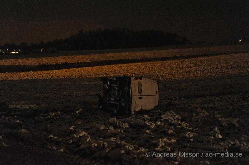 _DSC2623.JPG - Vid 21:45 tiden larmades räddningstjänsten till en trafikolycka i Åstorp. Där en förare hade krockat med en elstolpe och voltat ner på fältet, elledningarna hade gått sönder och låg över fältet runt bilen. Personskador är okända men föraren fick föras till sjukhuset.