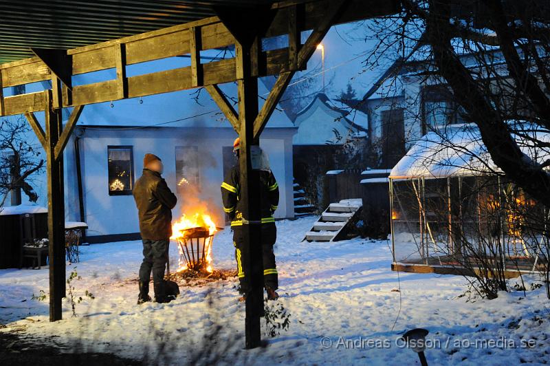 _DSC2963.JPG - Vid 17 tiden larmades räddningstjänsten i klippan till storgatan där en person eldade utan lov i sin trädgård. Räddningstjänsten pratade med mannen som snällt fick släcka sin lilla eld.