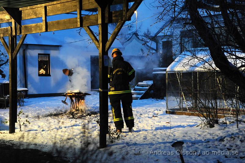 _DSC2968.JPG - Vid 17 tiden larmades räddningstjänsten i klippan till storgatan där en person eldade utan lov i sin trädgård. Räddningstjänsten pratade med mannen som snällt fick släcka sin lilla eld.