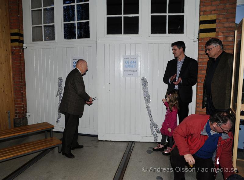 _DSC3039.JPG - Öppet hus på järnvägsmuseumet i Ängelholm. John Pohlman invigde utställningen "Oj det snöar". Man körde även med ånglok mellan Ängelholm-Åstorp som man kunde åka med.