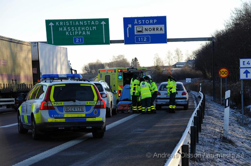 _DSC3157.JPG - Vid 9:30 tiden kom larmet om en trafikolycka lite utanför Åstorp. Där det rörde sig om en personbil som hade krockat med en djurtransport med grisar. Minst en person fick föras till sjukhuset. Skadeläget för transporten och grisarna är ännu oklart.