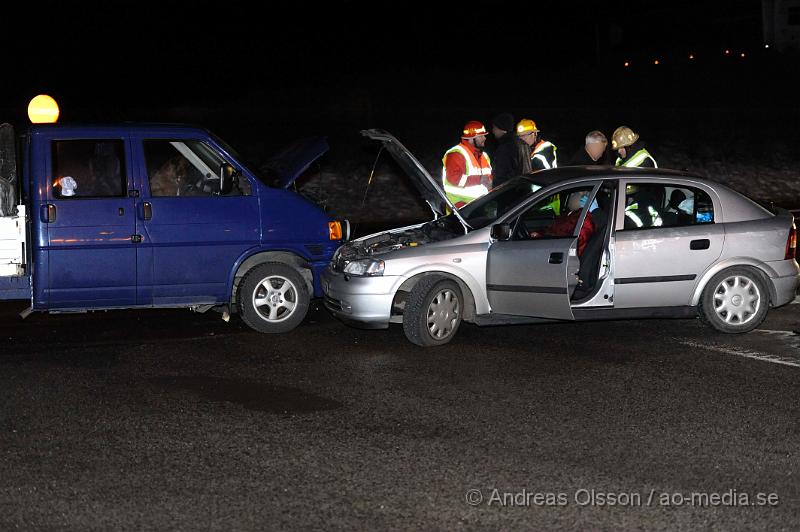 _DSC3189.JPG - Två bilar kolliderade vid 17,45 tiden vid påfarten till E4an i östra ljungby. Det var en liten lastbil och en personbil som kolliderat, lastbilen hade kört in i sidan på personbilen och räddningtjänsten fick bryta upp dörren för att få ut passageraren säkert. Tre personer va inblandade och minst en är förd till sjukhus med oklara skador.