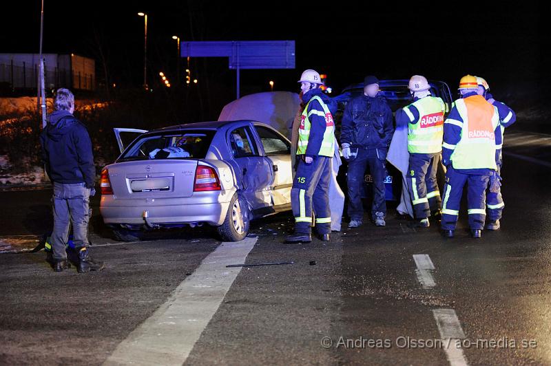 _DSC3190.JPG - Två bilar kolliderade vid 17,45 tiden vid påfarten till E4an i östra ljungby. Det var en liten lastbil och en personbil som kolliderat, lastbilen hade kört in i sidan på personbilen och räddningtjänsten fick bryta upp dörren för att få ut passageraren säkert. Tre personer va inblandade och minst en är förd till sjukhus med oklara skador.