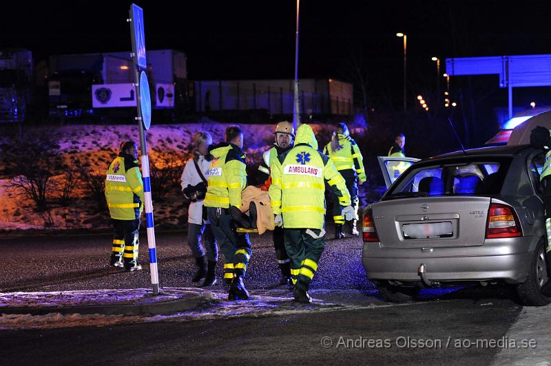 _DSC3224.JPG - Två bilar kolliderade vid 17,45 tiden vid påfarten till E4an i östra ljungby. Det var en liten lastbil och en personbil som kolliderat, lastbilen hade kört in i sidan på personbilen och räddningtjänsten fick bryta upp dörren för att få ut passageraren säkert. Tre personer va inblandade och minst en är förd till sjukhus med oklara skador.