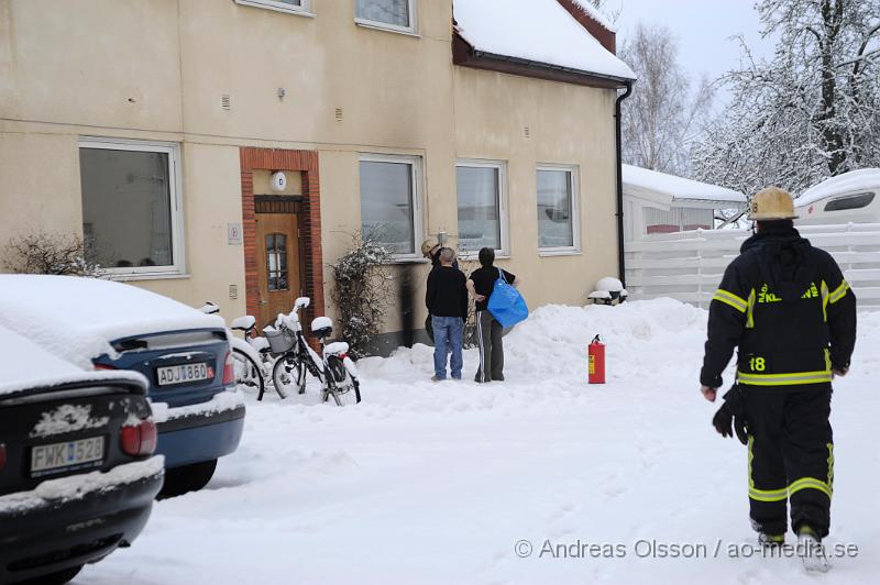 _DSC3270.JPG - Vid 08,58 larmades räddningtjänsten i Klippan till bruksgatan där någon hade tänt eld på en bensindunk intill en vägg på en lägenhet. Som tur var så är det en betong vägg så elden fick inte något fäste i huset. Nu inväntar man polis, som antagligen gör en anmälan om mordbrand.