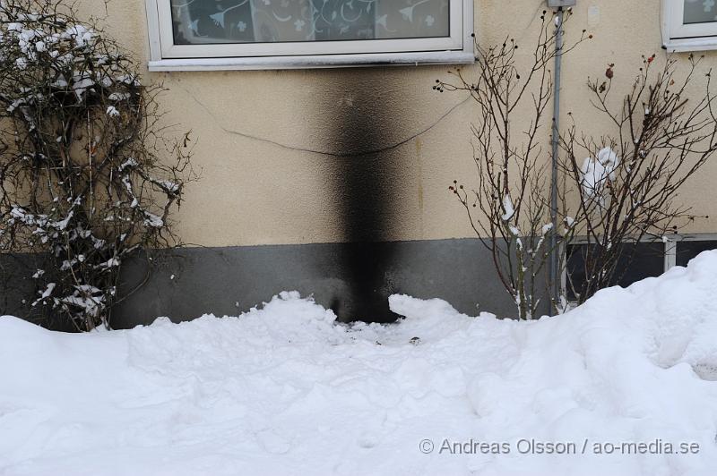 _DSC3274.JPG - Vid 08,58 larmades räddningtjänsten i Klippan till bruksgatan där någon hade tänt eld på en bensindunk intill en vägg på en lägenhet. Som tur var så är det en betong vägg så elden fick inte något fäste i huset. Nu inväntar man polis, som antagligen gör en anmälan om mordbrand.