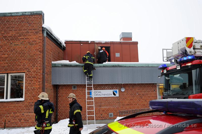 _DSC3489.JPG - Vid 9 tiden larmades räddningstjänsten till Socialförvaltningen i Klippan där en takläggare hade orsakat en mindre takbrand men själv släckt elden innan Räddningstjänsten kom fram till platsen. Då röken spridit sin in till lokalerna fick man ventilera ut röken, ingen person ska ha skadats.