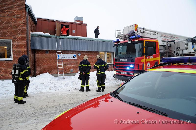 _DSC3490.JPG - Vid 9 tiden larmades räddningstjänsten till Socialförvaltningen i Klippan där en takläggare hade orsakat en mindre takbrand men själv släckt elden innan Räddningstjänsten kom fram till platsen. Då röken spridit sin in till lokalerna fick man ventilera ut röken, ingen person ska ha skadats.