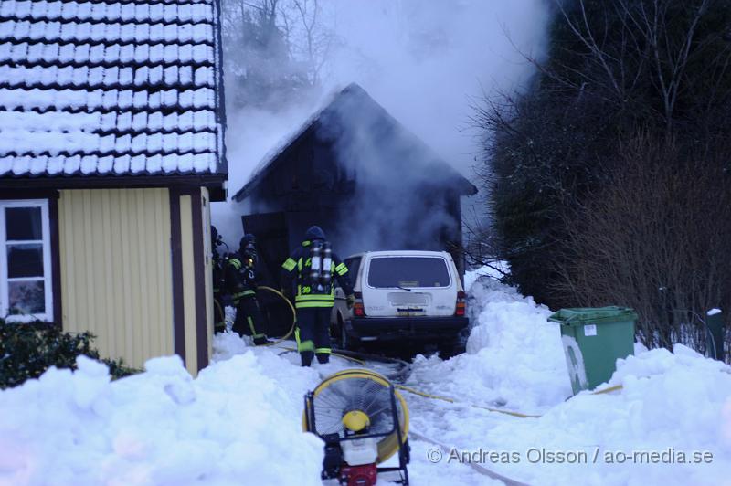 _DSC3575.JPG - Vid 15:30 tiden larmades räddningstjänsten till en garagebrand i Ljungbyhed, När räddningstjänsten väl kom på plats var garaget övertänd och i garaget  fanns det även ett fordon. Garaget stod endast ett par meter ifrån boningshuset och spridningsrisken var mycket stor. Men räddningstjänsten fick snabbt kontroll över branden som aldrig hann sprida sig vidare. Ingen ska ha kommit till skada i branden.