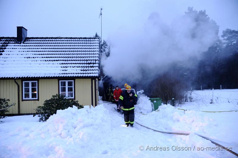 _DSC3577.JPG - Vid 15:30 tiden larmades räddningstjänsten till en garagebrand i Ljungbyhed, När räddningstjänsten väl kom på plats var garaget övertänd och i garaget  fanns det även ett fordon. Garaget stod endast ett par meter ifrån boningshuset och spridningsrisken var mycket stor. Men räddningstjänsten fick snabbt kontroll över branden som aldrig hann sprida sig vidare. Ingen ska ha kommit till skada i branden.