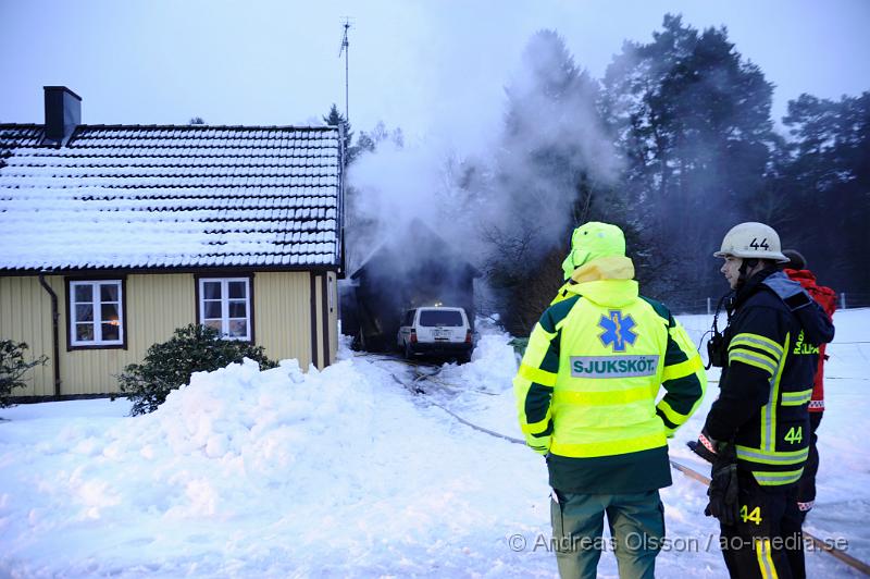 _DSC3580.JPG - Vid 15:30 tiden larmades räddningstjänsten till en garagebrand i Ljungbyhed, När räddningstjänsten väl kom på plats var garaget övertänd och i garaget  fanns det även ett fordon. Garaget stod endast ett par meter ifrån boningshuset och spridningsrisken var mycket stor. Men räddningstjänsten fick snabbt kontroll över branden som aldrig hann sprida sig vidare. Ingen ska ha kommit till skada i branden.