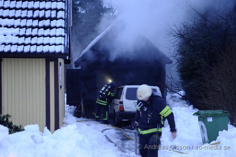 _DSC3582.JPG - Vid 15:30 tiden larmades räddningstjänsten till en garagebrand i Ljungbyhed, När räddningstjänsten väl kom på plats var garaget övertänd och i garaget  fanns det även ett fordon. Garaget stod endast ett par meter ifrån boningshuset och spridningsrisken var mycket stor. Men räddningstjänsten fick snabbt kontroll över branden som aldrig hann sprida sig vidare. Ingen ska ha kommit till skada i branden.