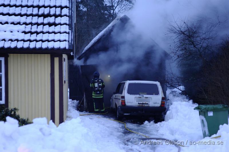 _DSC3583.JPG - Vid 15:30 tiden larmades räddningstjänsten till en garagebrand i Ljungbyhed, När räddningstjänsten väl kom på plats var garaget övertänd och i garaget  fanns det även ett fordon. Garaget stod endast ett par meter ifrån boningshuset och spridningsrisken var mycket stor. Men räddningstjänsten fick snabbt kontroll över branden som aldrig hann sprida sig vidare. Ingen ska ha kommit till skada i branden.