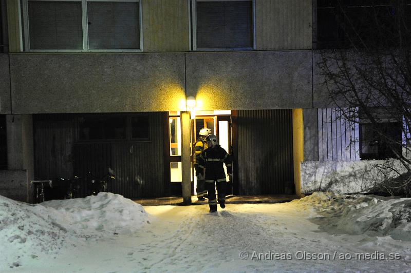 _DSC3615.JPG - Vid 23 tiden larmades räddningstjänst, polis till Mariebergsvägen där man hade rök i trappuppgången, Ingen brand hittades och ingen ska ha kommit till skada. Vad som orsakat rökutvecklingen är oklart.