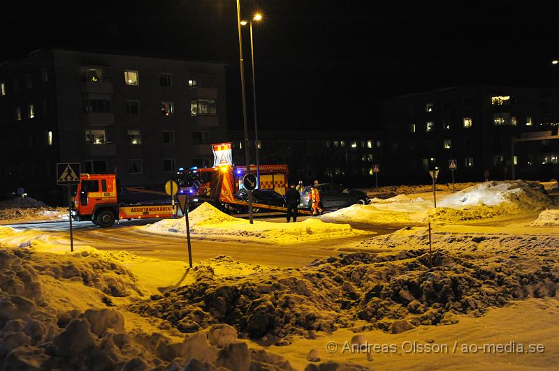 _DSC3618.JPG - Vid 21:40 tiden larmades Räddningstjänsten till en trafikolycka vid Lenningsväg i Nyköping. Två personbilar hade kolliderat i korsningen. Det är oklart hur många som var inblandade i olyckan men personerna fördes till sjukhus, skadeläget är också oklart.