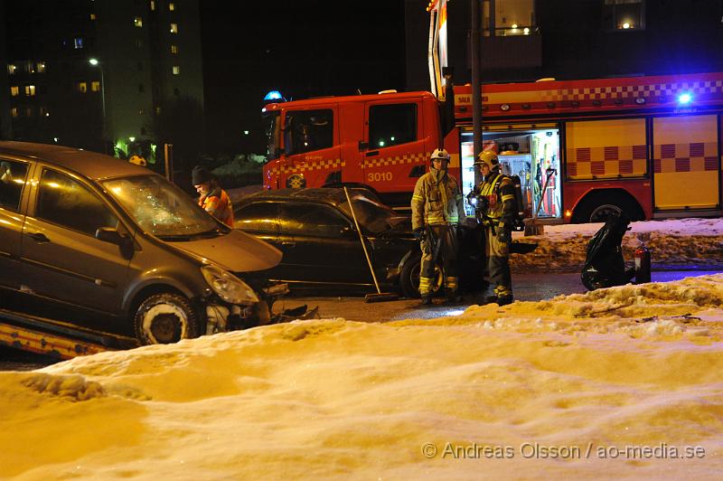 _DSC3619.JPG - Vid 21:40 tiden larmades Räddningstjänsten till en trafikolycka vid Lenningsväg i Nyköping. Två personbilar hade kolliderat i korsningen. Det är oklart hur många som var inblandade i olyckan men personerna fördes till sjukhus, skadeläget är också oklart.