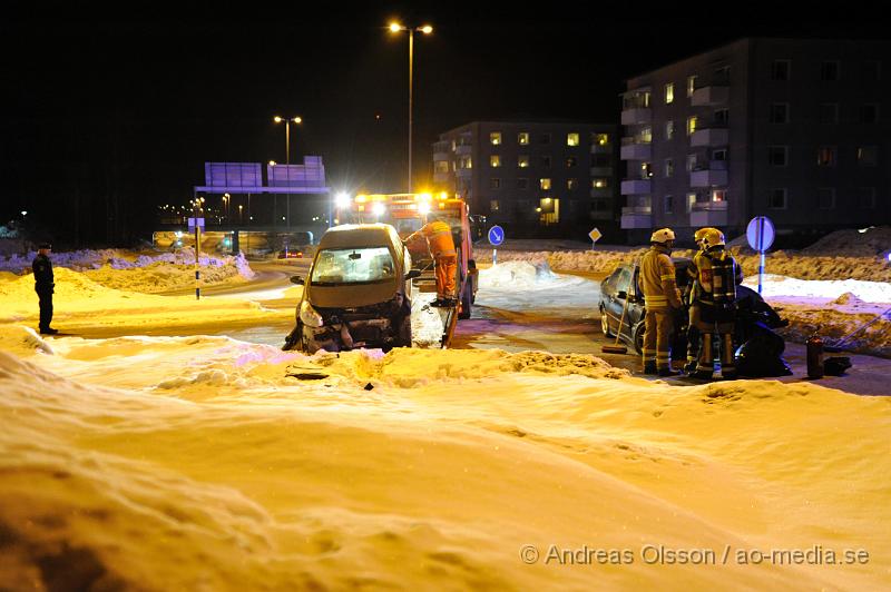 _DSC3622.JPG - Vid 21:40 tiden larmades Räddningstjänsten till en trafikolycka vid Lenningsväg i Nyköping. Två personbilar hade kolliderat i korsningen. Det är oklart hur många som var inblandade i olyckan men personerna fördes till sjukhus, skadeläget är också oklart.