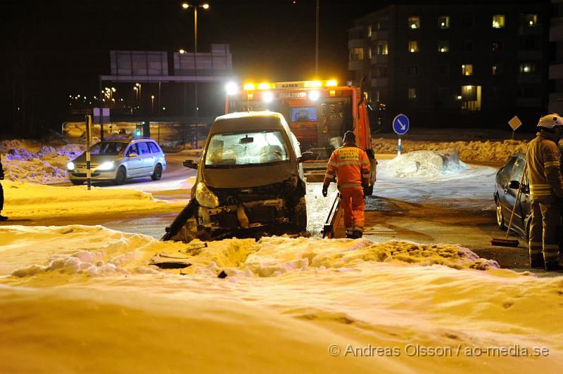 _DSC3624.JPG - Vid 21:40 tiden larmades Räddningstjänsten till en trafikolycka vid Lenningsväg i Nyköping. Två personbilar hade kolliderat i korsningen. Det är oklart hur många som var inblandade i olyckan men personerna fördes till sjukhus, skadeläget är också oklart.