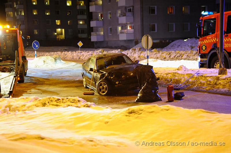 _DSC3630.JPG - Vid 21:40 tiden larmades Räddningstjänsten till en trafikolycka vid Lenningsväg i Nyköping. Två personbilar hade kolliderat i korsningen. Det är oklart hur många som var inblandade i olyckan men personerna fördes till sjukhus, skadeläget är också oklart.