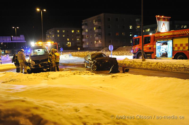 _DSC3631.JPG - Vid 21:40 tiden larmades Räddningstjänsten till en trafikolycka vid Lenningsväg i Nyköping. Två personbilar hade kolliderat i korsningen. Det är oklart hur många som var inblandade i olyckan men personerna fördes till sjukhus, skadeläget är också oklart.