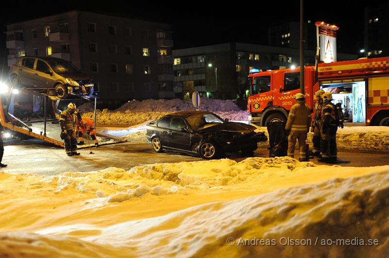 _DSC3633.JPG - Vid 21:40 tiden larmades Räddningstjänsten till en trafikolycka vid Lenningsväg i Nyköping. Två personbilar hade kolliderat i korsningen. Det är oklart hur många som var inblandade i olyckan men personerna fördes till sjukhus, skadeläget är också oklart.