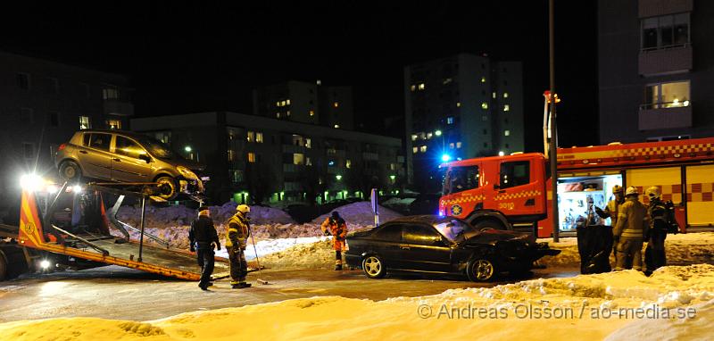 _DSC3635.JPG - Vid 21:40 tiden larmades Räddningstjänsten till en trafikolycka vid Lenningsväg i Nyköping. Två personbilar hade kolliderat i korsningen. Det är oklart hur många som var inblandade i olyckan men personerna fördes till sjukhus, skadeläget är också oklart.