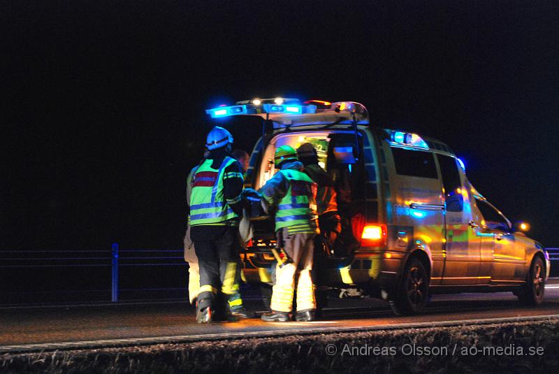 DSC_3479.JPG - Vid 21 tiden laramdes räddningstjänst, ambulans och polis till en trafikolycka på väg 112 utanför Åstorp där en personbil krockat med en älg och sedan kört av vägen och ut på en åker. Två personer färdades i bilen och båda fick följa med ambulasen in till sjukhus, hur allvarligt skadade dem blev är oklart.