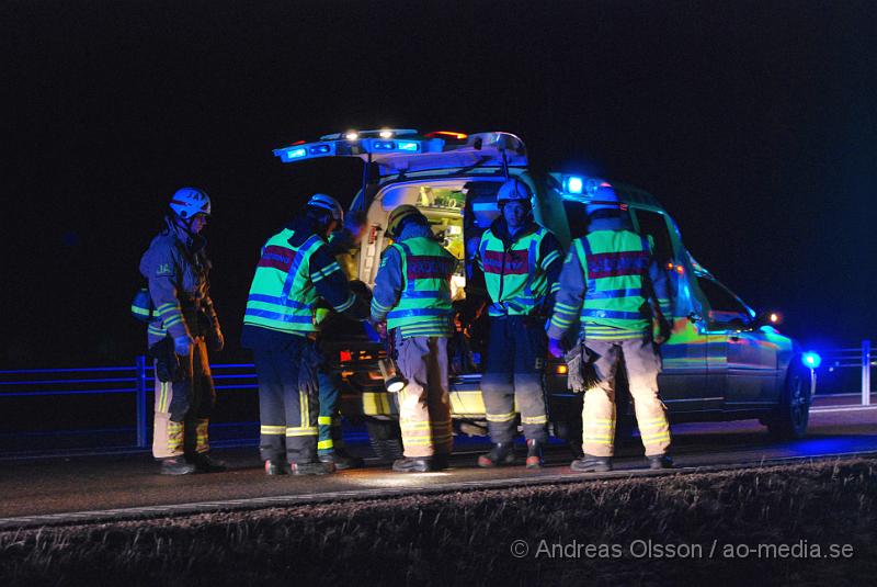 DSC_3481.JPG - Vid 21 tiden laramdes räddningstjänst, ambulans och polis till en trafikolycka på väg 112 utanför Åstorp där en personbil krockat med en älg och sedan kört av vägen och ut på en åker. Två personer färdades i bilen och båda fick följa med ambulasen in till sjukhus, hur allvarligt skadade dem blev är oklart.