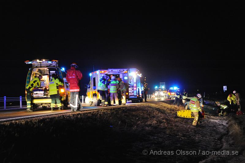 _DSC3704.JPG - Vid 21 tiden laramdes räddningstjänst, ambulans och polis till en trafikolycka på väg 112 utanför Åstorp där en personbil krockat med en älg och sedan kört av vägen och ut på en åker. Två personer färdades i bilen och båda fick följa med ambulasen in till sjukhus, hur allvarligt skadade dem blev är oklart.