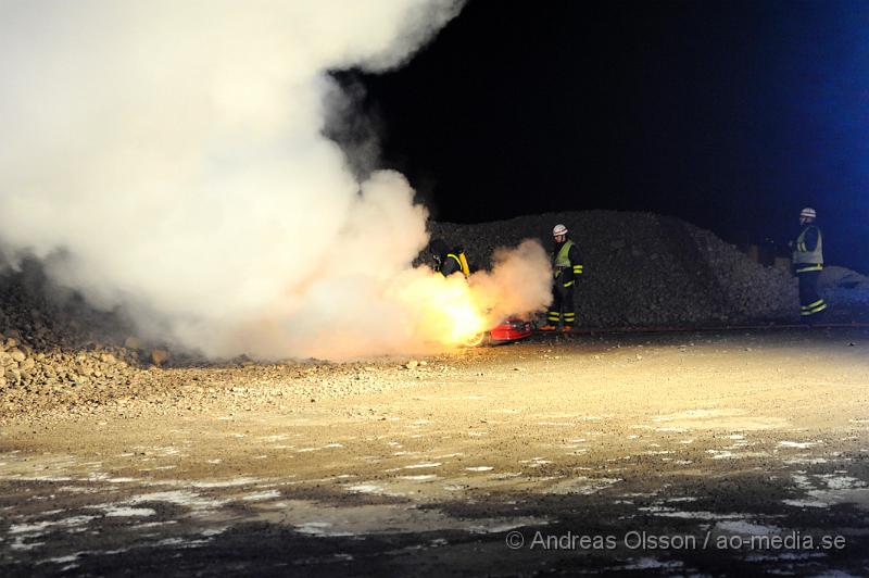 _DSC3719.JPG - Vid 21:30 tiden larmades räddningstjänsten till en bilbrand vid grustaget utanför Kvidingen, Vid framkomst så var det en fullt utvecklad bilbrand, men man kunde snabbt få elden under kontroll. Hur bilen har fattat eld är ännu oklart.