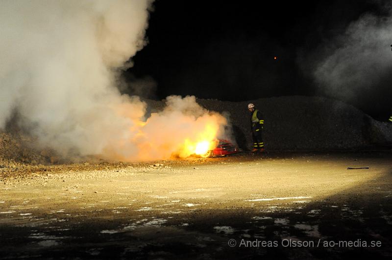 _DSC3721.JPG - Vid 21:30 tiden larmades räddningstjänsten till en bilbrand vid grustaget utanför Kvidingen, Vid framkomst så var det en fullt utvecklad bilbrand, men man kunde snabbt få elden under kontroll. Hur bilen har fattat eld är ännu oklart.