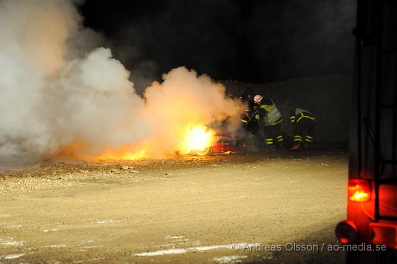 _DSC3722.JPG - Vid 21:30 tiden larmades räddningstjänsten till en bilbrand vid grustaget utanför Kvidingen, Vid framkomst så var det en fullt utvecklad bilbrand, men man kunde snabbt få elden under kontroll. Hur bilen har fattat eld är ännu oklart.