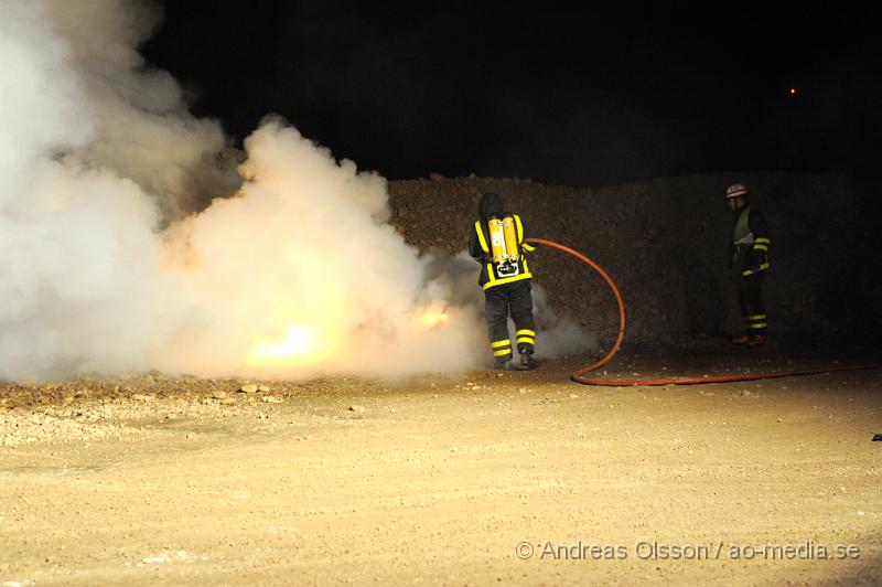 _DSC3726.JPG - Vid 21:30 tiden larmades räddningstjänsten till en bilbrand vid grustaget utanför Kvidingen, Vid framkomst så var det en fullt utvecklad bilbrand, men man kunde snabbt få elden under kontroll. Hur bilen har fattat eld är ännu oklart.